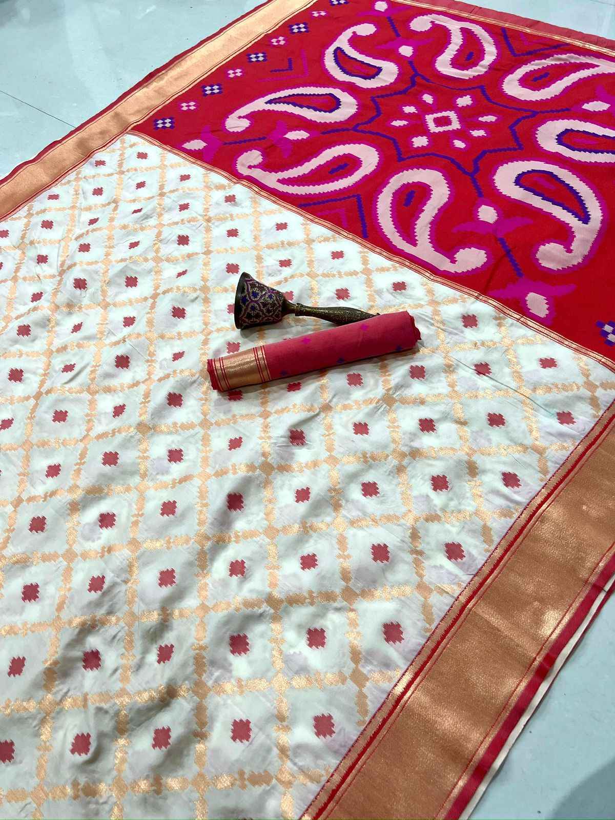 PURE HEAVY SOFT BANARASI CONTRAST WEAVING BODER SILK SAREE AT WHOLESALE PRICE