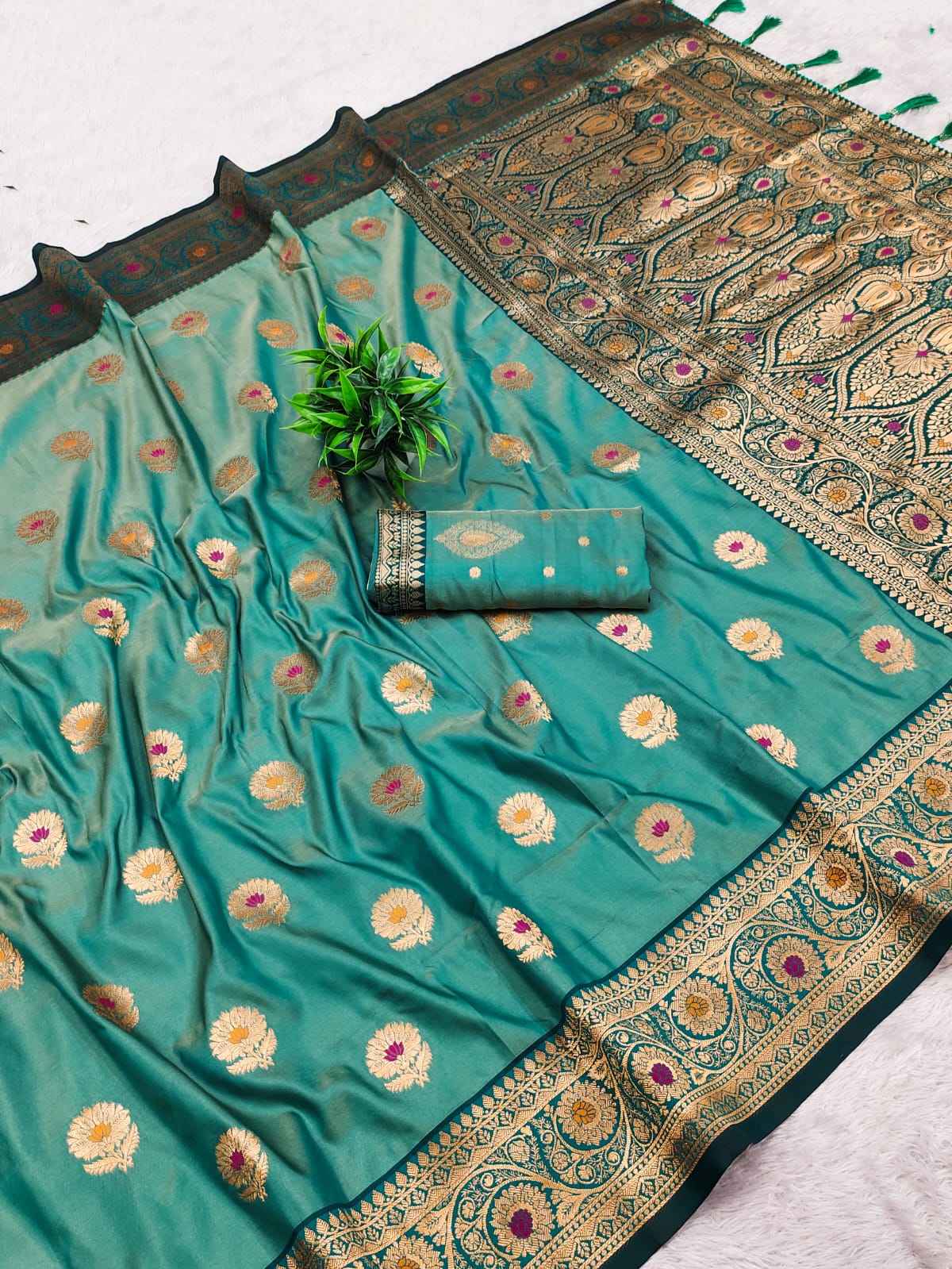 SOFT SILK WITH ZARI WEAVING RICH PALLU SAREE AT WHOLESALE PRICE