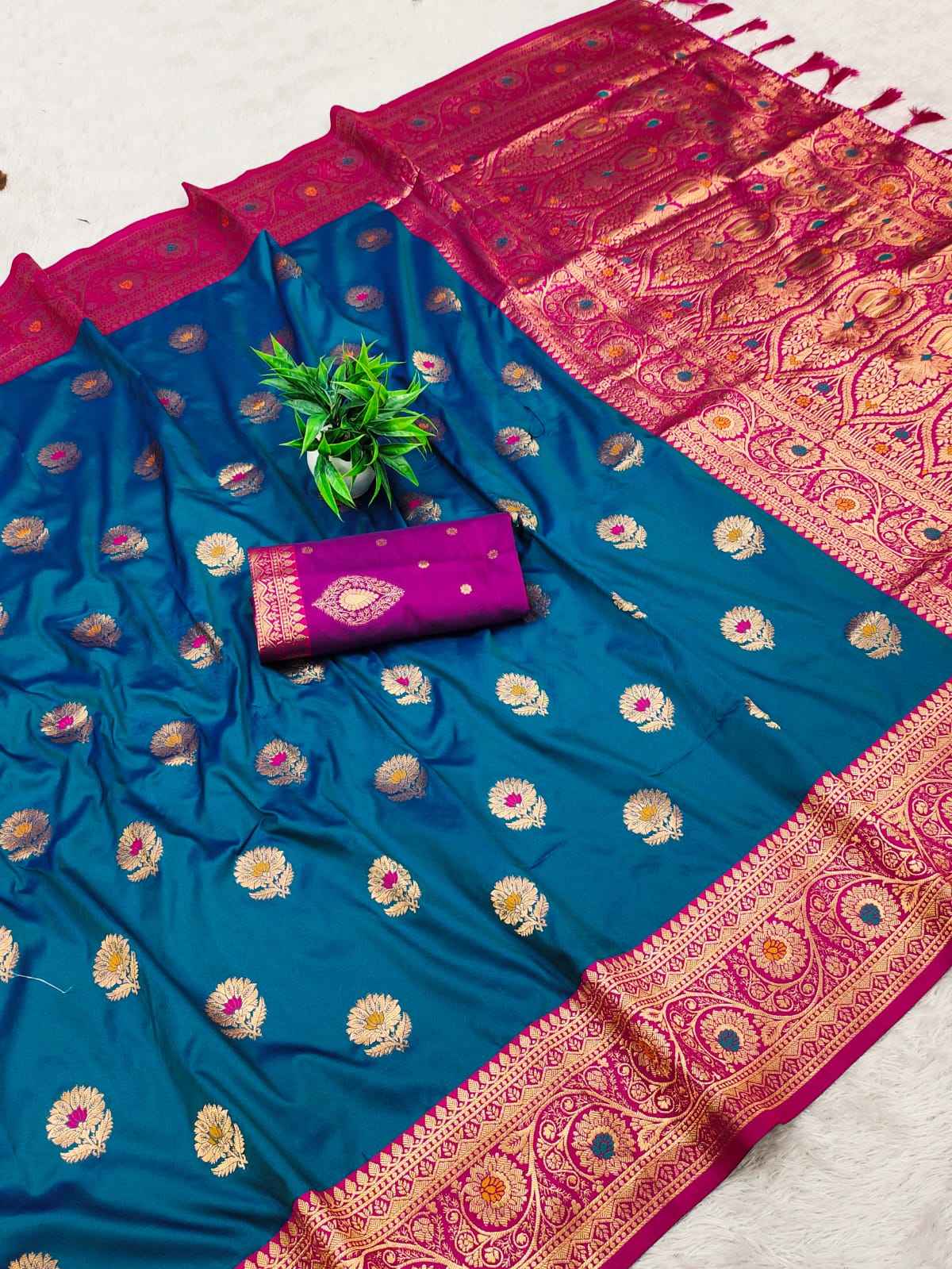 SOFT SILK WITH ZARI WEAVING RICH PALLU SAREE AT WHOLESALE PRICE