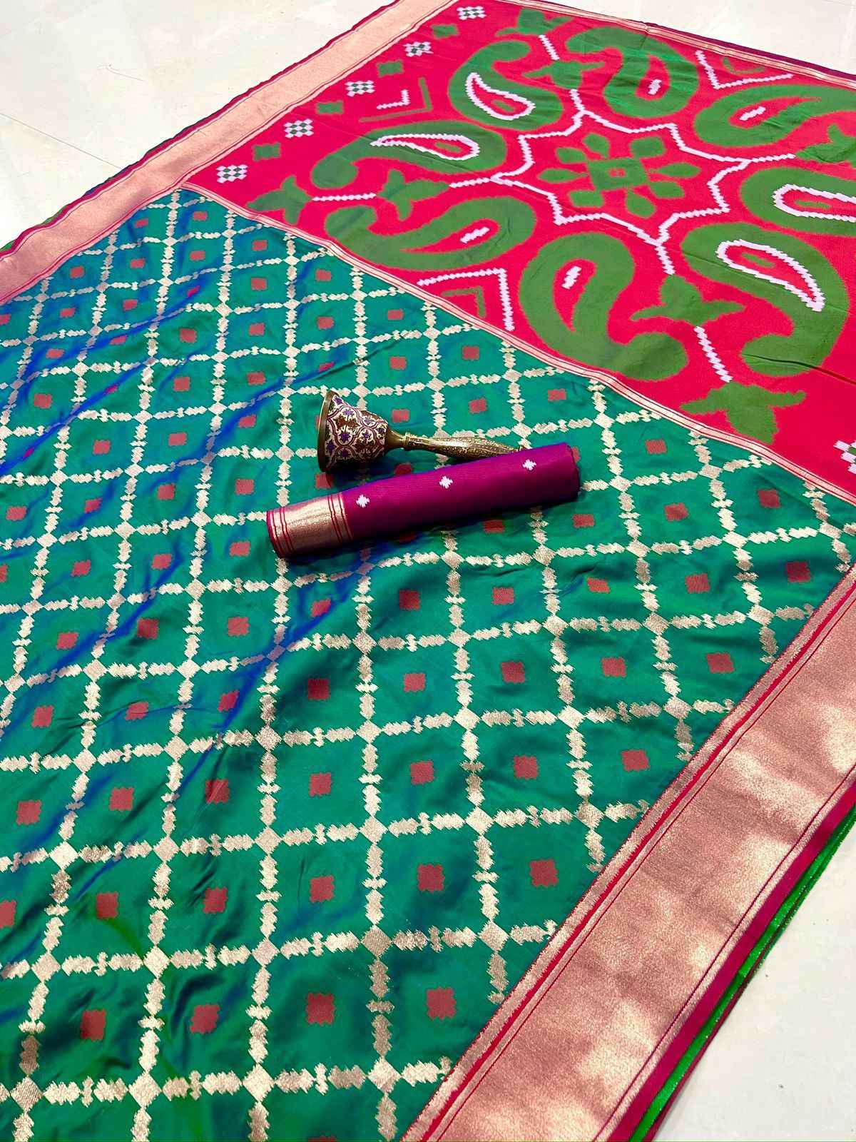PURE HEAVY SOFT BANARASI CONTRAST WEAVING BODER SILK SAREE AT WHOLESALE PRICE