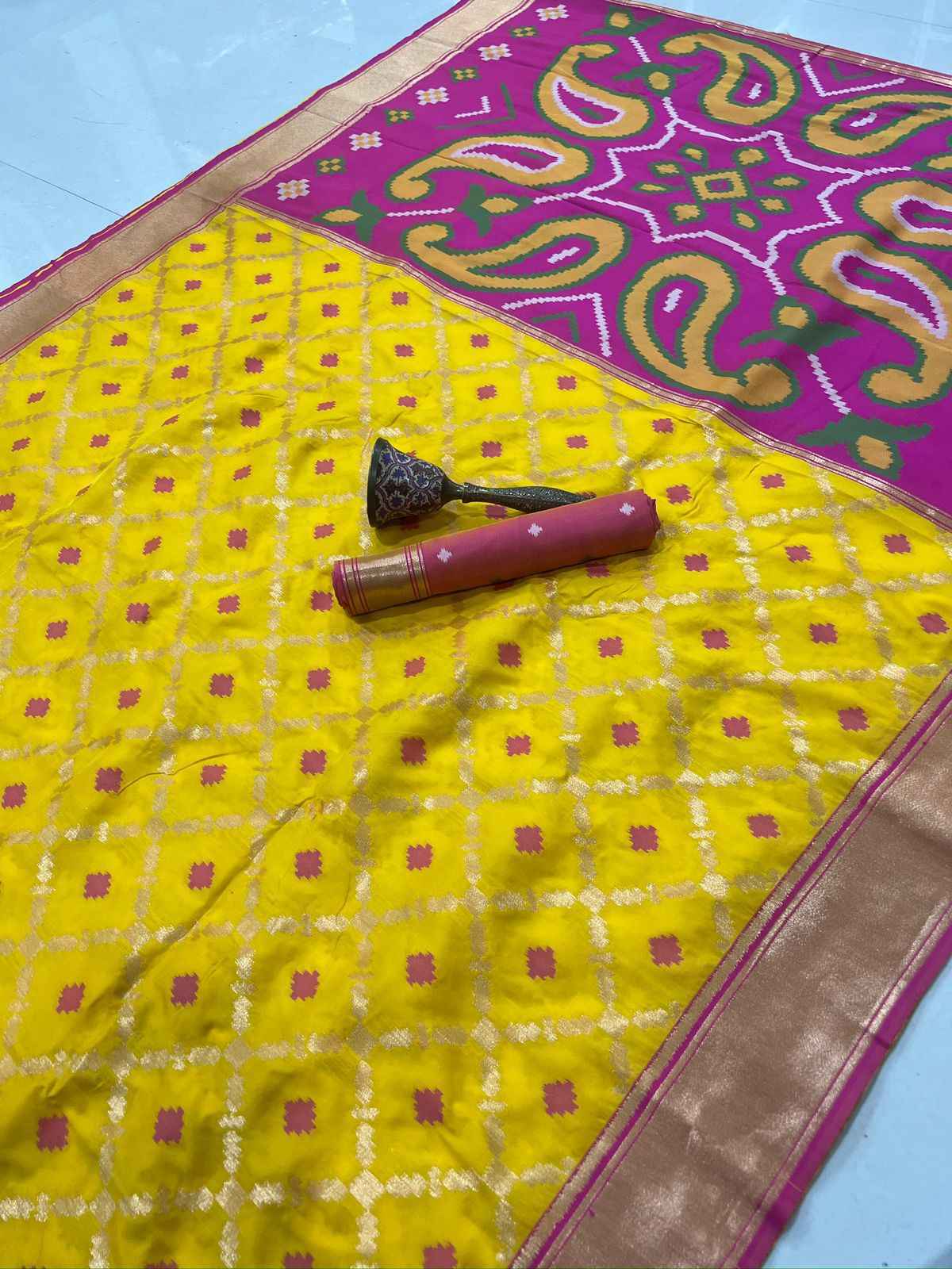 PURE HEAVY SOFT BANARASI CONTRAST WEAVING BODER SILK SAREE AT WHOLESALE PRICE