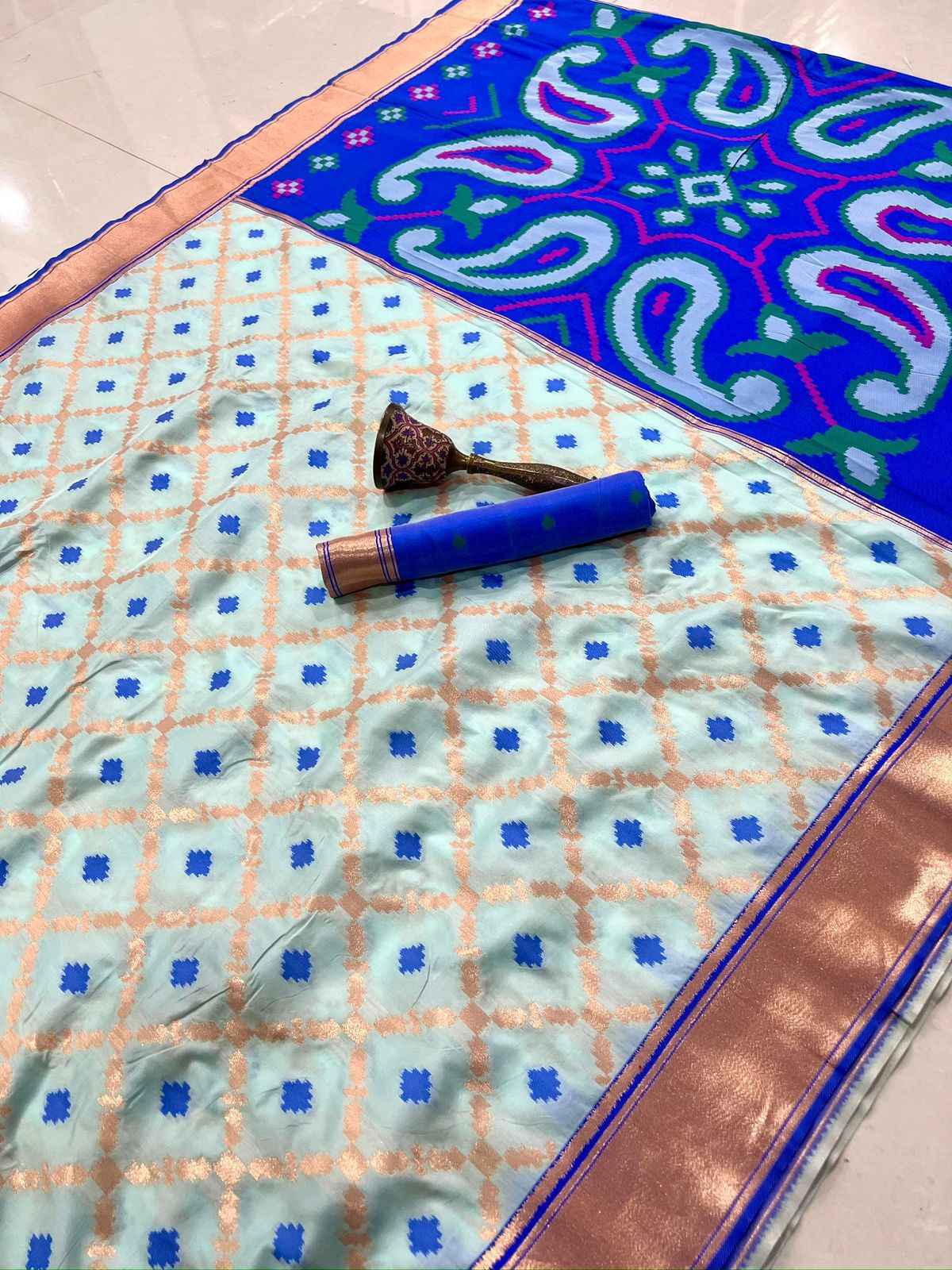 PURE HEAVY SOFT BANARASI CONTRAST WEAVING BODER SILK SAREE AT WHOLESALE PRICE