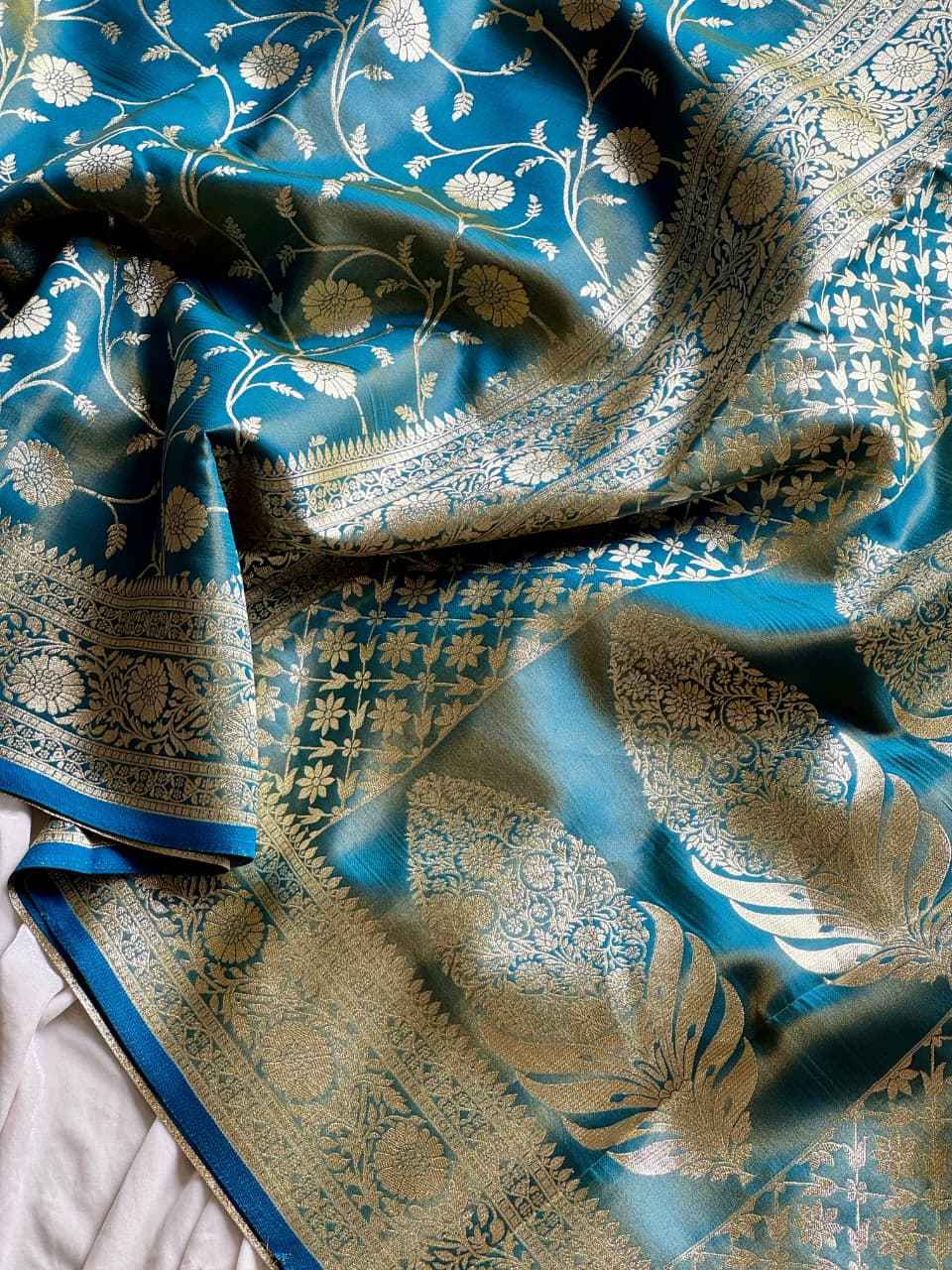 ROYAL BANARASI GLASS SATIN TISSUE SILK ZARI WOVEN SAREE AT WHOLESALE PRICE