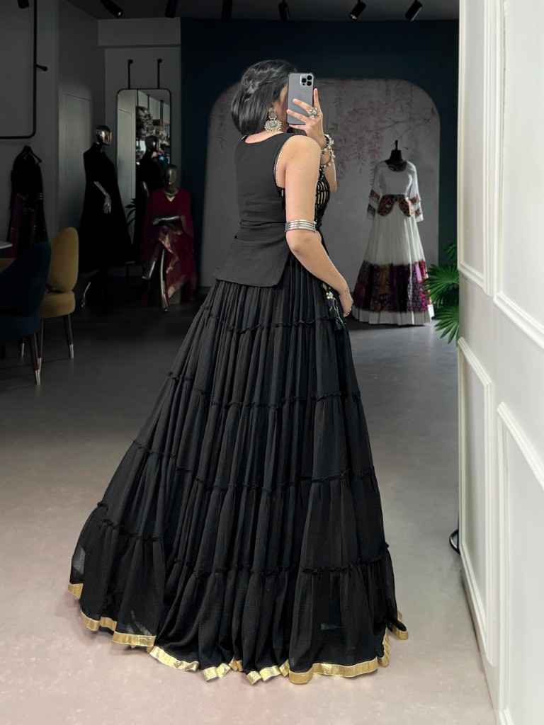 FEATHER LIGHT DESIGNER NAVRATRI LEHENGA CHOLI