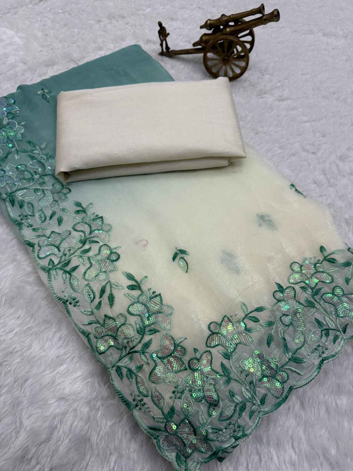 CRUNCHY PADDING C PALLU EMBROIDERY THREAD WORK SAREE