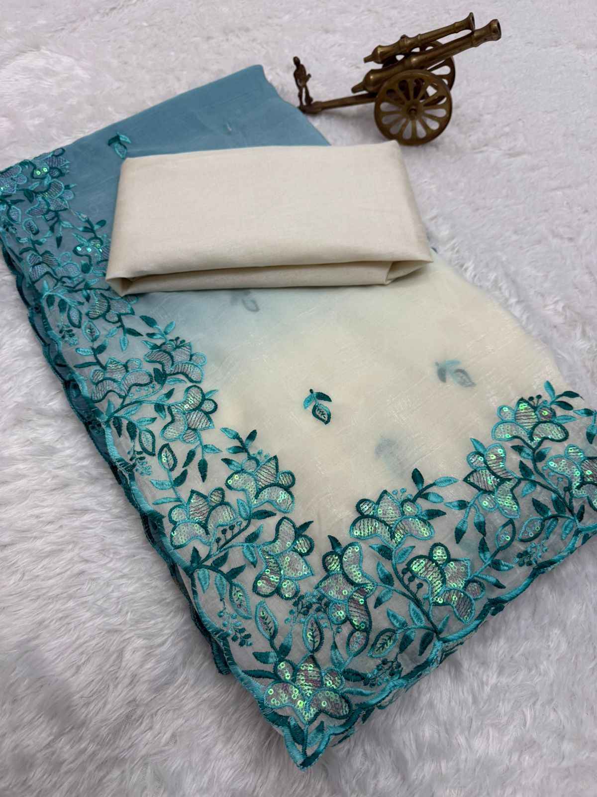CRUNCHY PADDING C PALLU EMBROIDERY THREAD WORK SAREE