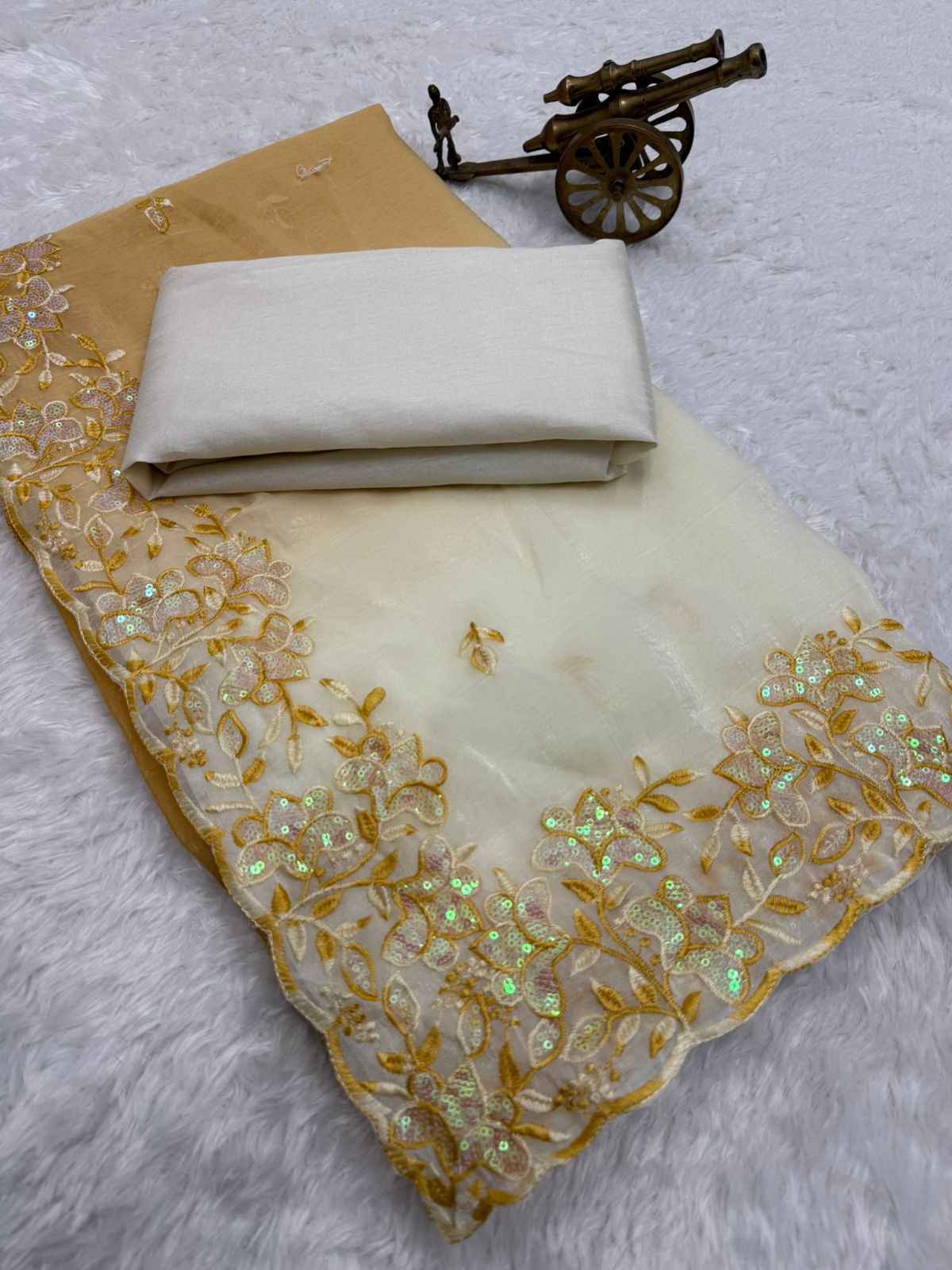 CRUNCHY PADDING C PALLU EMBROIDERY THREAD WORK SAREE