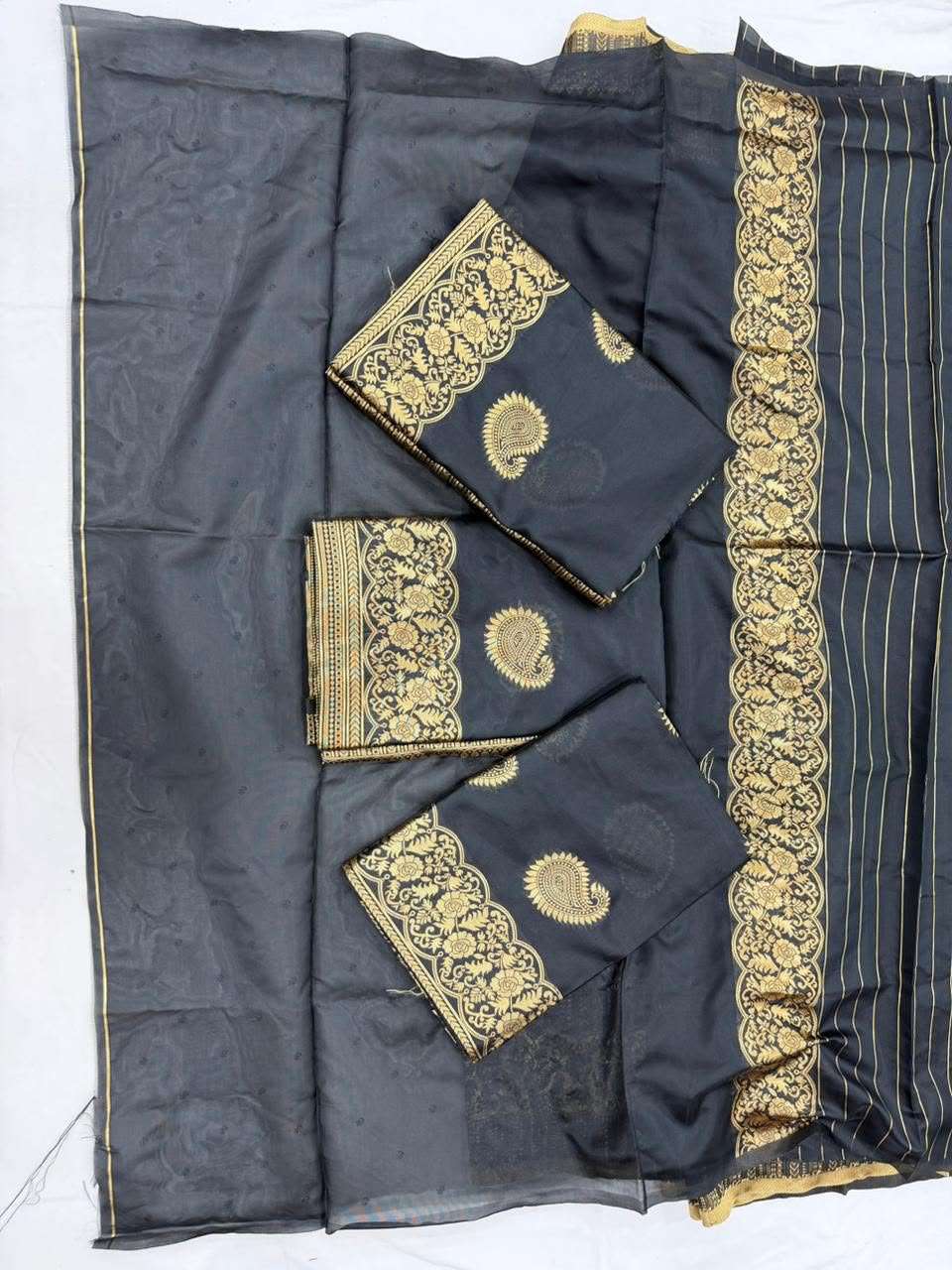SOFT SILK RICH PALLU AND JACQUARD WORK SAREE CODE 6052